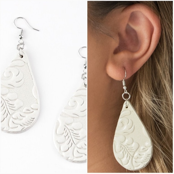 paparazzi Jewelry - FEELIN GROOVY WHITE LEATHER EARRINGS paparazzi Jewelry - FEELIN GROOVY WHITE LEATHER EARRINGS